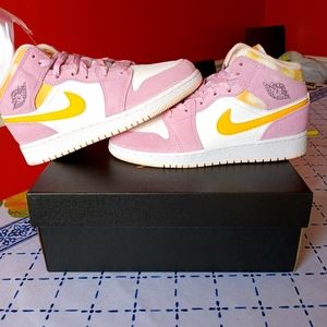 Nike Air Jordan 1 Mid Arctic Pink University Gold